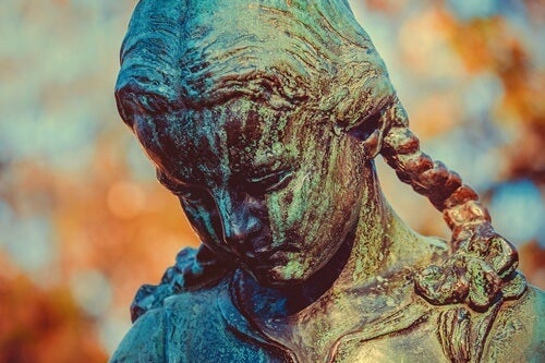 estatua oxidada pensando en el resentimiento
