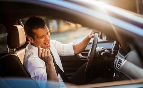 chico que disfruta al cantar en su coche
