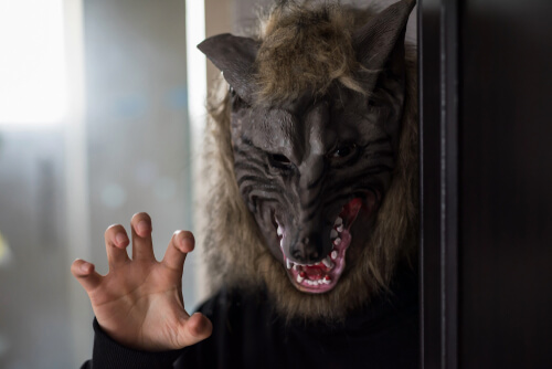 Hombre con cara de lobo