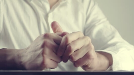 manos masculinas representando el lenguaje corporal de la ansiedad