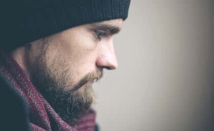 hombre con barba que sufre soledad emocional