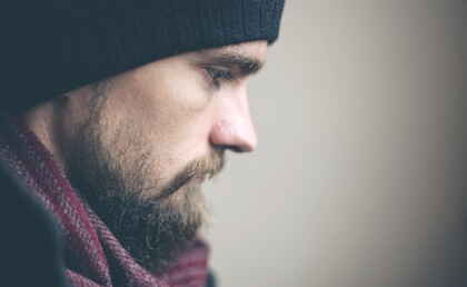 hombre con barba que sufre soledad emocional