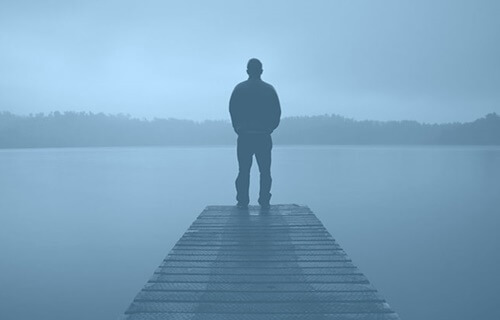 hombre en un puerto simbolizando los miedos comunes