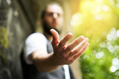 Hombre mirándose una mano simbolizando a las personas que no dan las gracias
