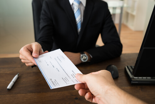 Hombre solicitando un crédito en el banco