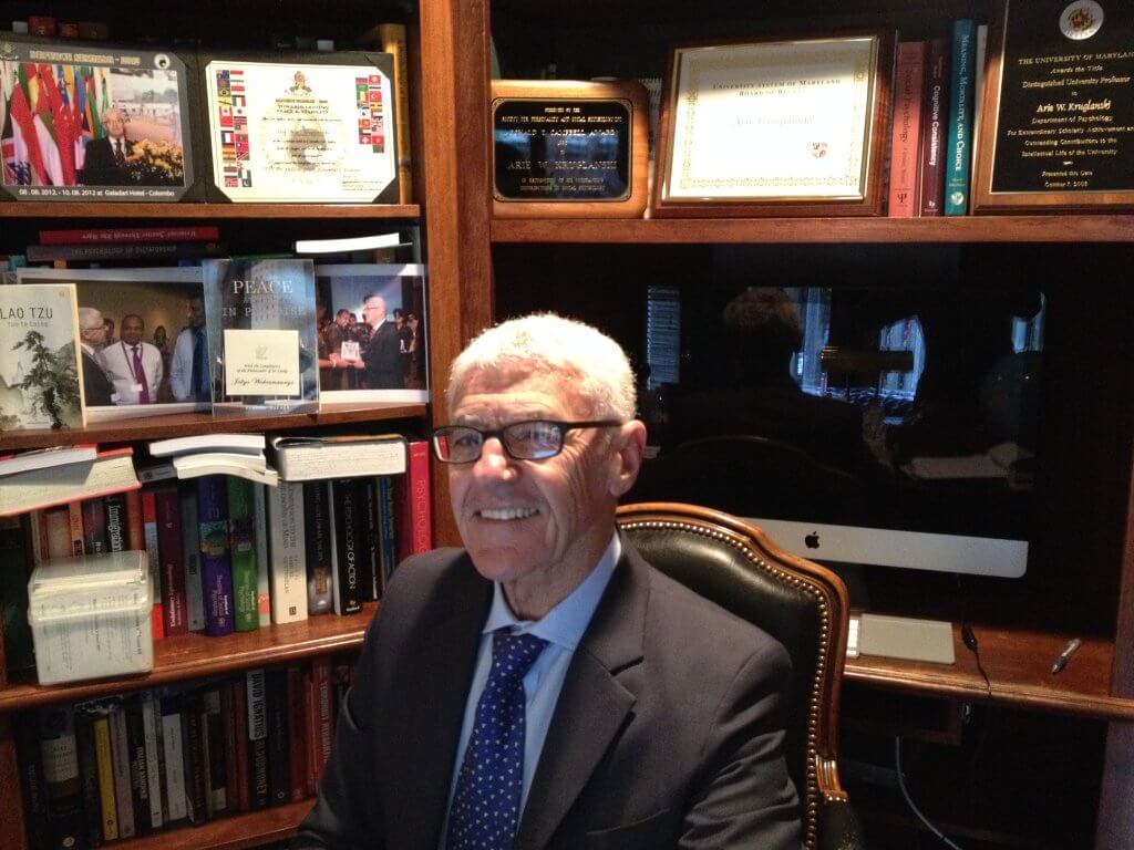 Kruglanski sentado en una silla