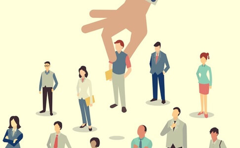 mano que elige personas simbolizando a los psicólogos de empresas