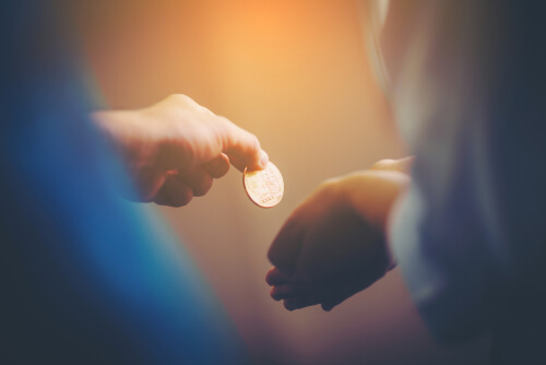 Manos con una moneda