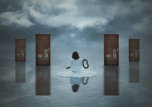 mujer con llave para abrir la puerta de la recuperación