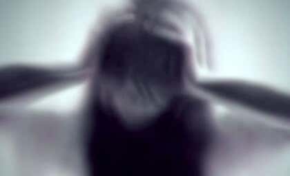 Mujer con manos en la cabeza simbolizando la ira y depresión