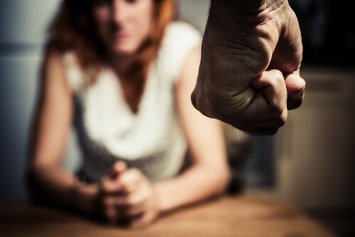 Mujer con miedo al maltrato por parte de su pareja