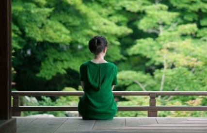 mujer de espaldas simbolizando cómo mantener la energía