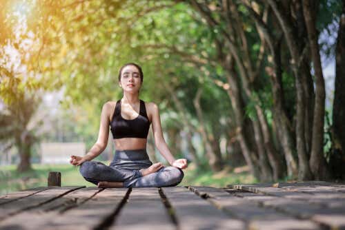Mujer haciendo mindfulness al aire libre