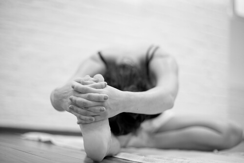Mujer haciendo Yoga Brikram