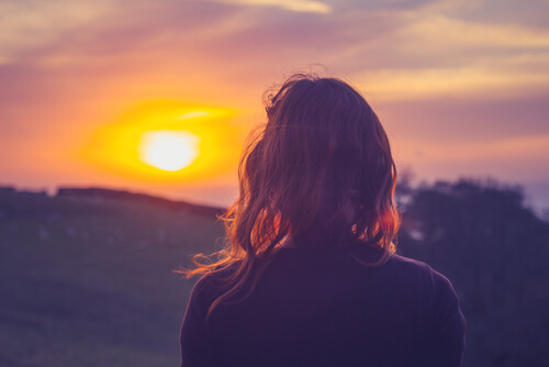 Mujer observando un atardecer
