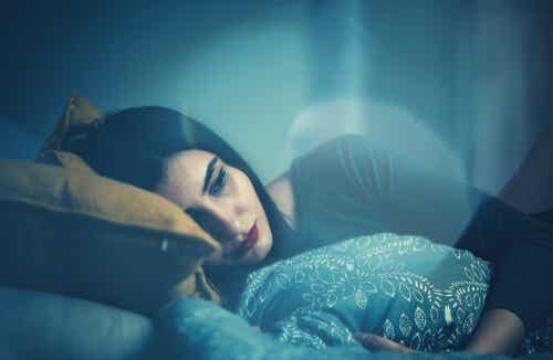 Mujer triste en la cama que sufre comorbilidad de la depresión