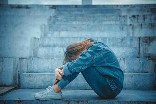 Mujer triste pensando en suicidio