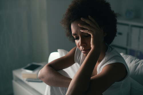 Femme triste et inquiète