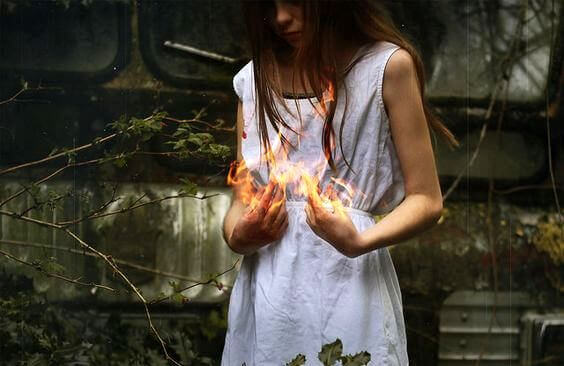 Niña con fuego en las manos