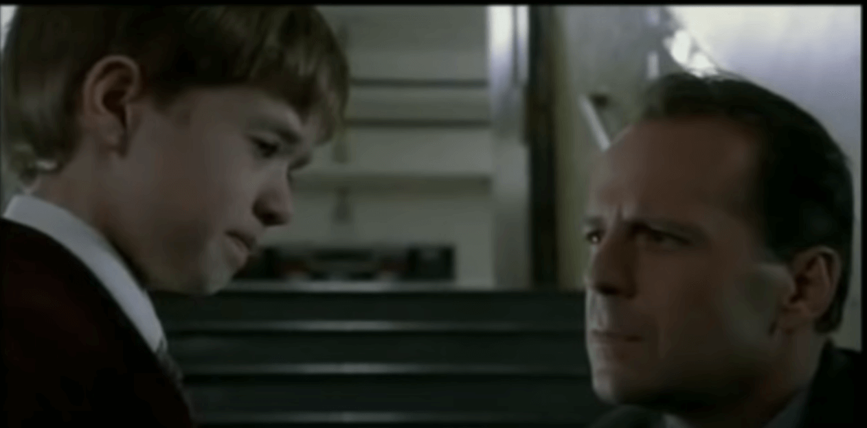 Niño con el psicólogo del sexto sentido