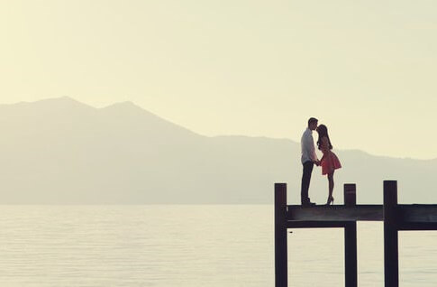 pareja representando las frases sobre las relaciones amorosas