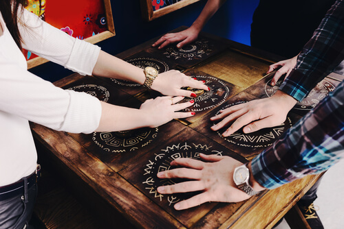 Personas jugando a un escape room
