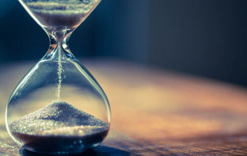 Reloj de arena sobre una mesa de madera