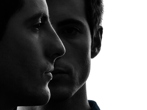 Rostro de dos hermanos gemelos