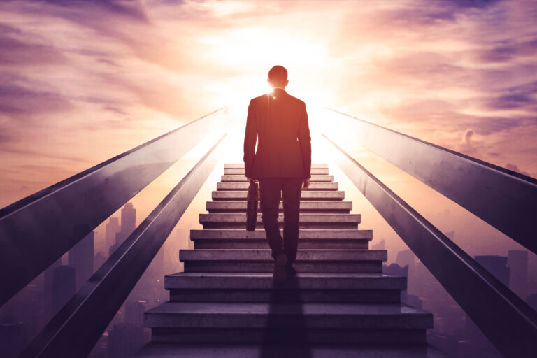 Hombre subiendo unas escaleras con competitividad