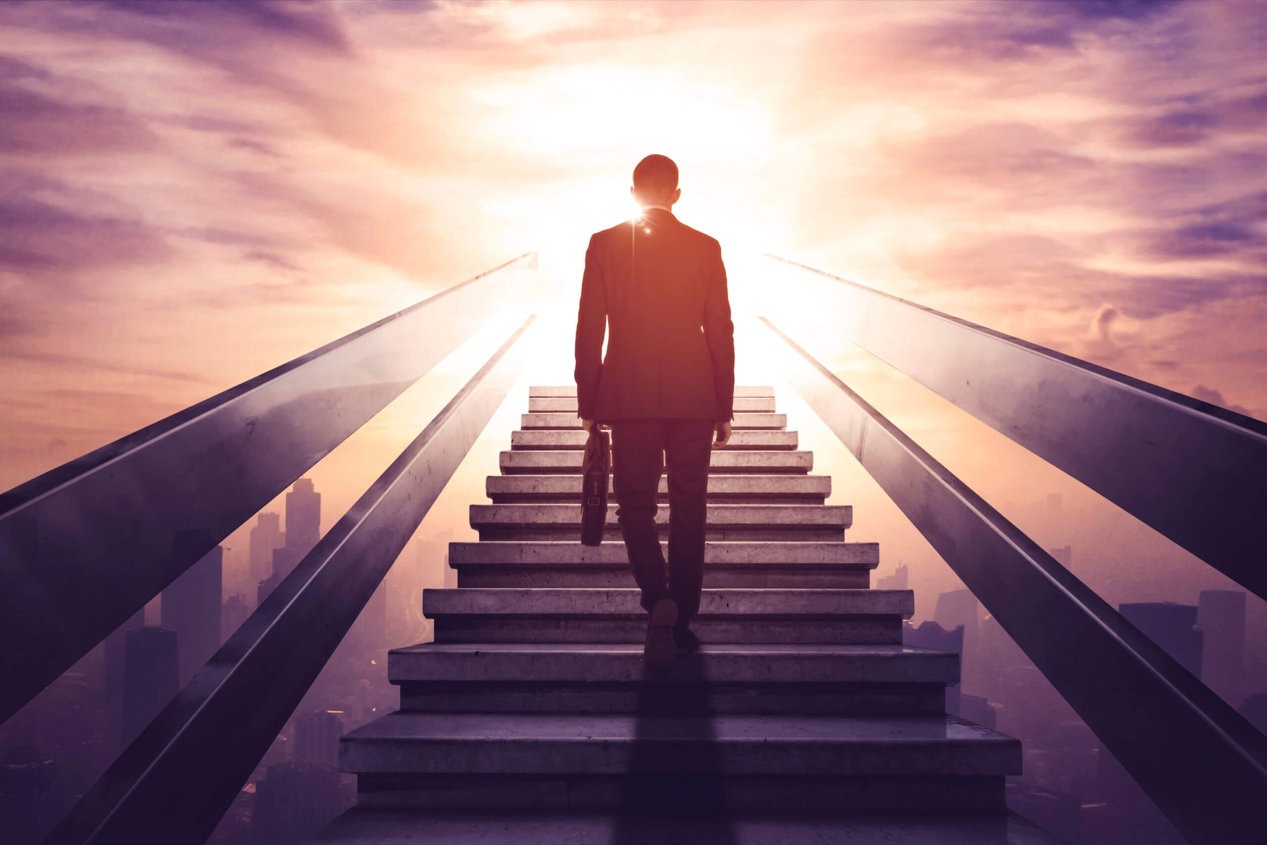 Hombre subiendo unas escaleras con competitividad