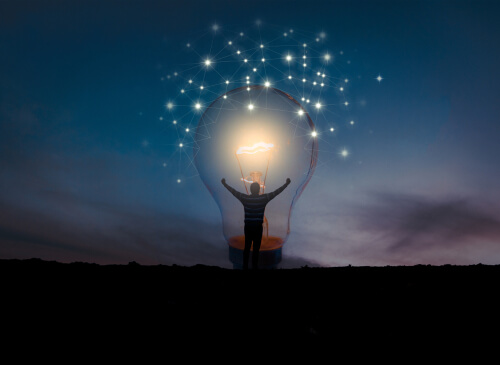 Homme avec ampoule symbolisant le pouvoir de l'inspiration