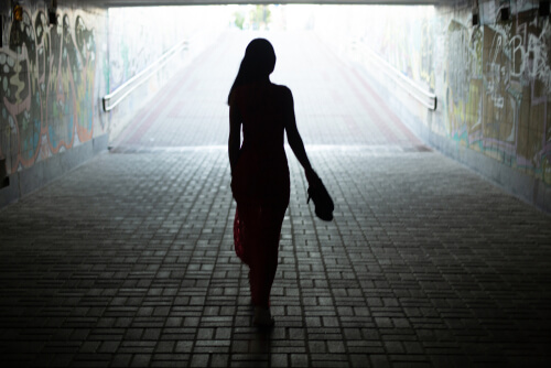 Silueta de una mujer caminando