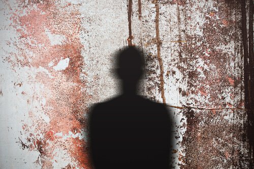 Sombra de un hombre en la pared