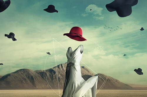 vestido blanco con sombrero simbolizando la mente extendida