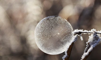 burbuja de hielo para simbolizar el duelo congelado