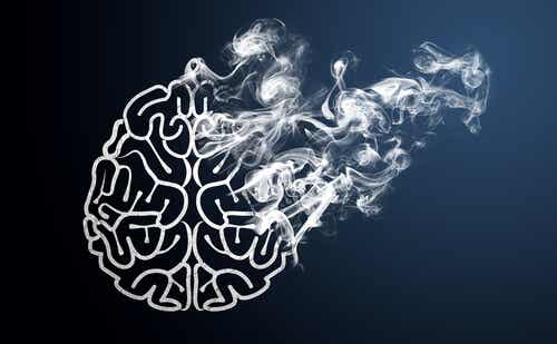 Cerebro desapareciendo en forma de humo
