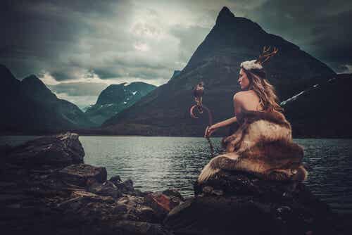 Diosa sentada frente a un lago