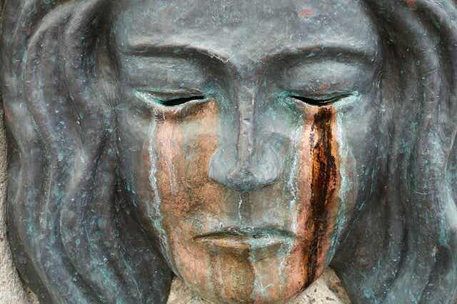 Escultura de una mujer llorando