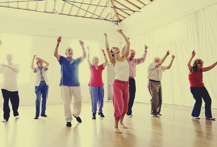 personas simbolizando los beneficios del baile en la tercera edad