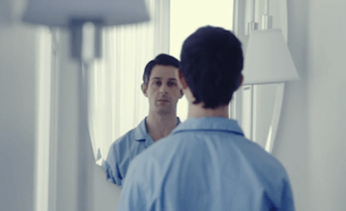 hombre trabajando la terapia de exposición al espejo