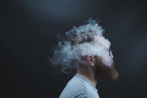 Hombre rodeado de humo