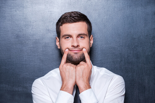 Hombre con sonrisa falsa