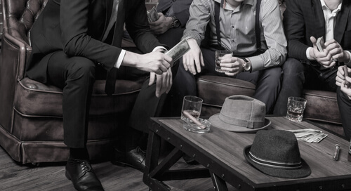 Hombres organizando un crimen