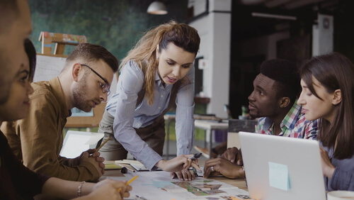 Líder con su equipo de trabajo