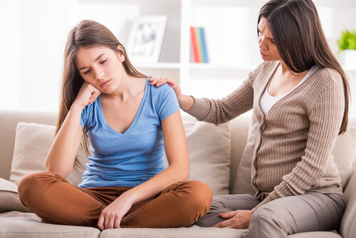 Madre hablando con su hija