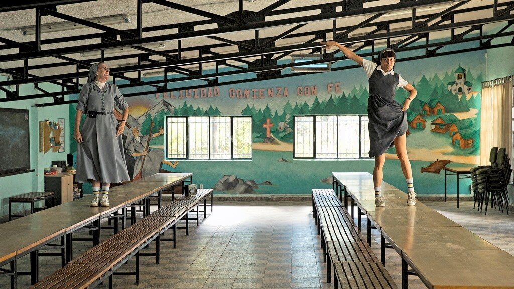 Monjas subidas a las mesas