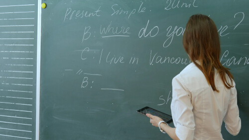 Mujer aprendiendo un idioma