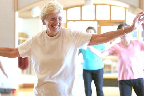 mujer simbolizando los beneficios del baile en la tercera edad