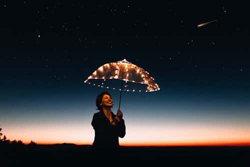 mujer feliz con paraguas simbolizando la belleza de ser tú