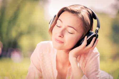 Mujer escuchando música con los ojos cerrados
